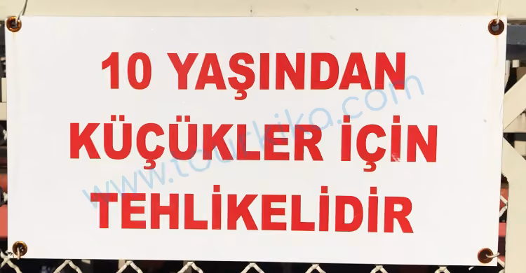 πινακίδα που γράφει στα τουρκικά Kendi fırınımızdan (Από το δικό μας φούρνο)