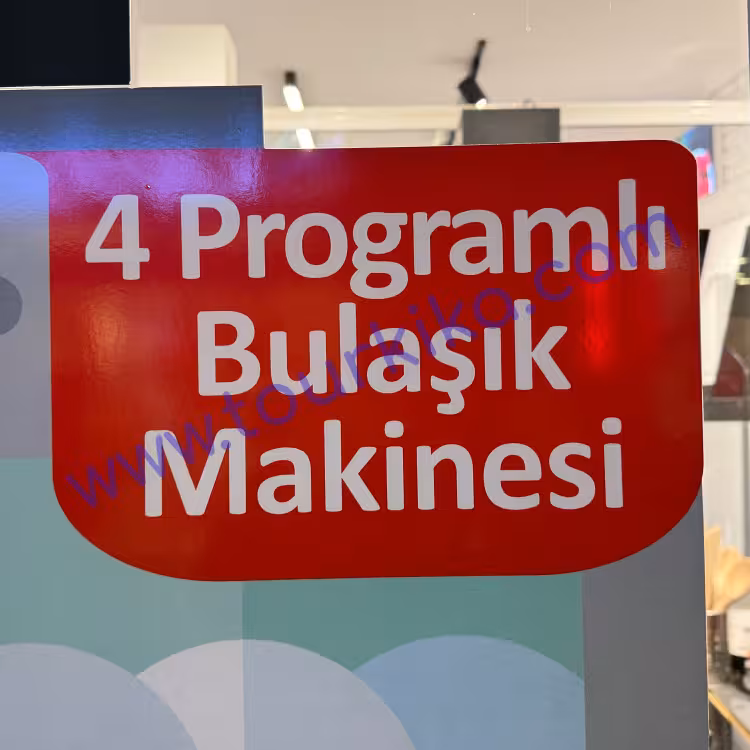 Βιτρίνα που γράφει στα τούρκικα Dört programlı bulaşık makinesi (Πλυντήριο πιάτων με τέσσερα προγράμματα)