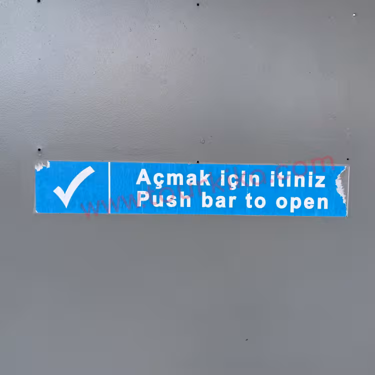 πινακίδα στα τουρκικά που γράφει Açmak için itiniz (Σπρώξτε για να ανοίξετε)