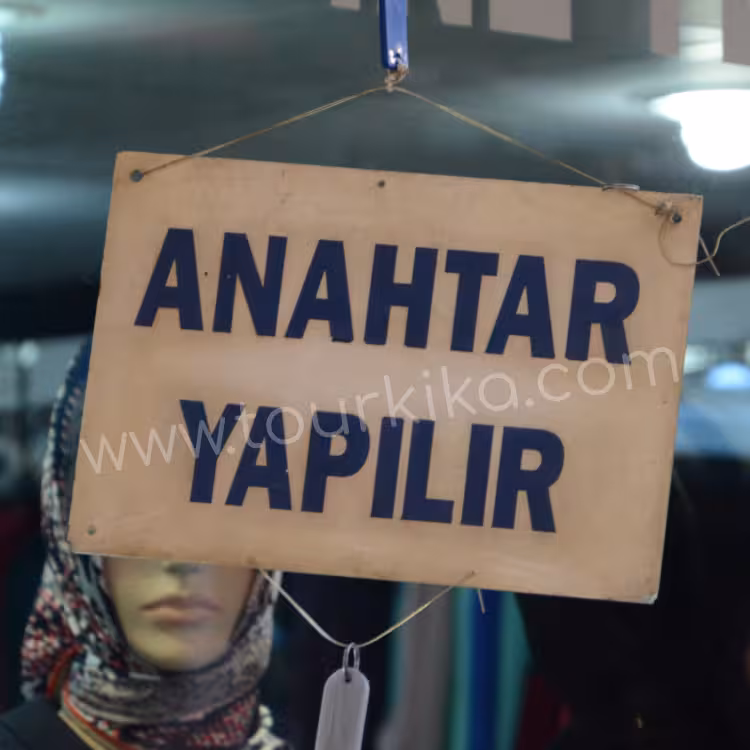 Φωτογραφία που γράφει στα τούρκικα Anahtar yapılır (Κατασκευάζονται κλειδιά)