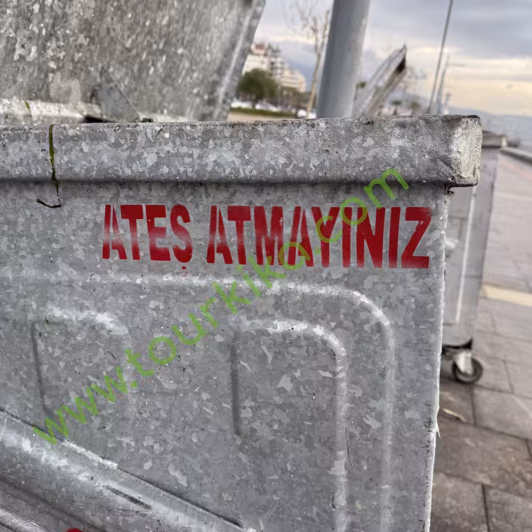 Φωτογραφία που γράφει στα τούρκικα Ateş atmayınız (Μην πετάτε φωτιά)