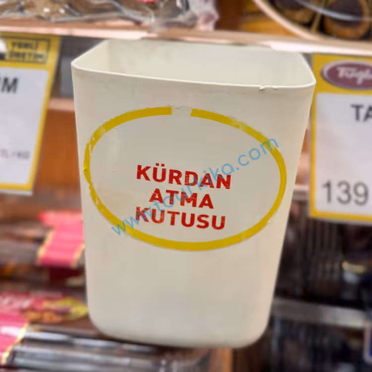 Κουτί που γράφει στα τούρκικα Kürdan atma kutusu (Κουτί να να πετάει κανείς οδοντογλυφίδες)