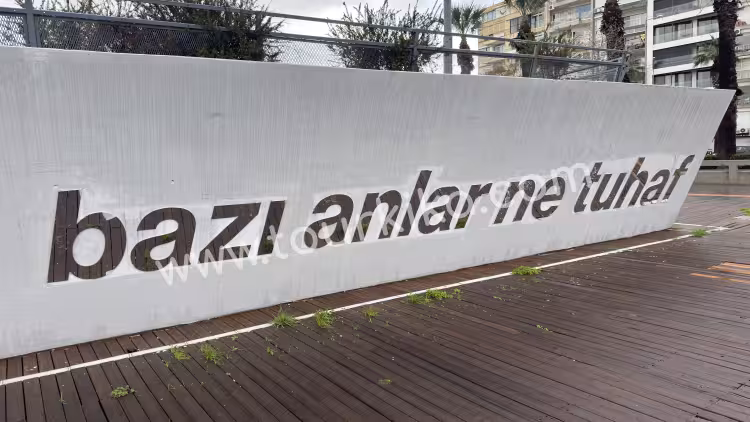 επιγραφή στα τουρκικά γράφει Bazı anlar ne tuhaf (Τι παράξενες που είναι ορισμένες στιγμές)