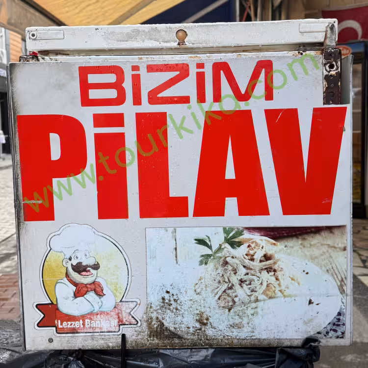 Φωτογραφία στα τουρκικά που λέει bizim pilav (το πιλάφι μας)