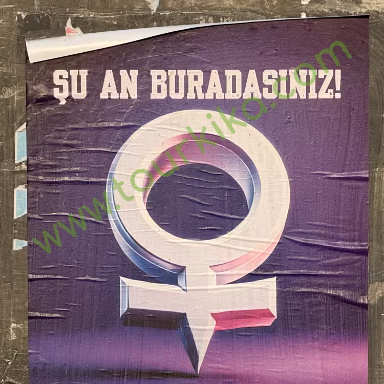 Αφίσα που γράφει στα τούρκικα Şu an buradasınız (Τώρα είστε εδώ)
