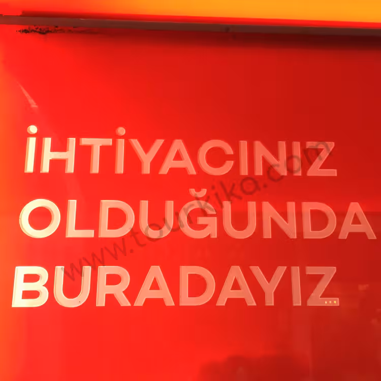 Πινακίδα που γράφει στα τούρκικα İhtiyacınız olduğunda buradayız (Είμαστε εδώ όταν έχετε ανάγκη)