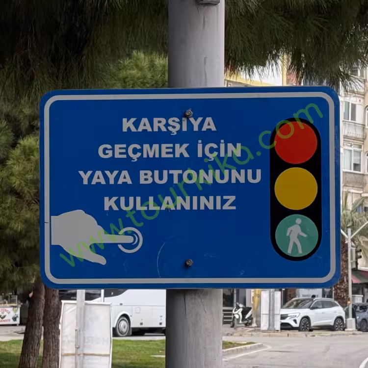 ταμπέλα στα τουρκικά που γράφει Karşıya geçmek için yaya botununu kullanınız (Για να περάσετε απέναντι, χρησιμοποιήστε το κουμπι για τους πεζούς