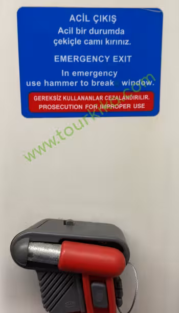 Φωτογραφία που γράφει στα τούρκικα Acil bir durumda çekiçle camı kırınız (Σε έκτακτη περίπτωση σπάστε το τζάμι με το σφυρί)