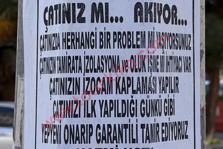 πινακίδα που γράφει στα τουρκικά Çatınız mı akıyor? (Η στέγη σας στάζει;)