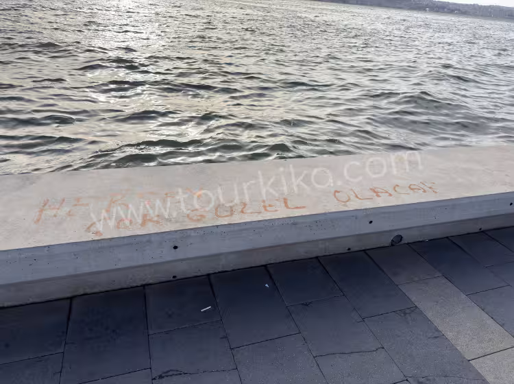 επιγραφή στα τουρκικά που γράφει Her şey çok güzel olacak (Όλα θα είναι/γίνουν πολύ όμορφα)