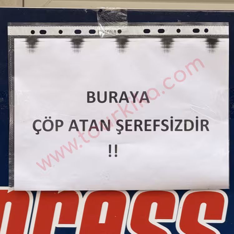 Φωτογραφία στα τουρκικά που λέει Buraya çöp atan şerefsizdir! (Όποιος πετάει/πετάξει σκουπίδια εδώ σαφώς και είναι άτιμος!)