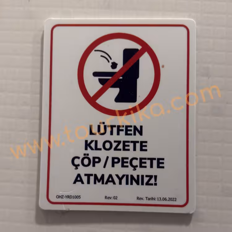 χαρτί στα τουρκικά γράφει Lütfen klozete çöp/peçete atmayınız (Παρακαλώ μην πετάτε σκουπίδια/χαρτοπετσέτες στη λεκάνη)