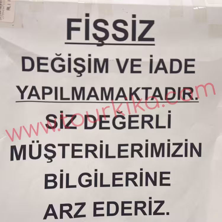 πινακίδα που γράφει στα τουρκικά Fişsiz değişim ve iade yapılmamaktadır (Αλλαγή και επιστροφή δε γίνονται χωρίς απόδειξη)
