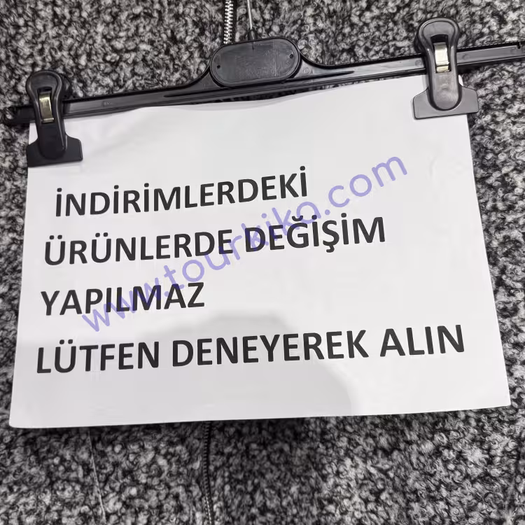 ταμπέλα στα τουρκικά που γράφει İndirimdeki ürünlerede değişim yapılmaz. Lütfen deneyerek alın (Δεν γίνονται αλλαγές στα προϊόντα που είναι σε έκπτωση. Παρακαλώ αγοράστε δοκιμάζοντάς τα)