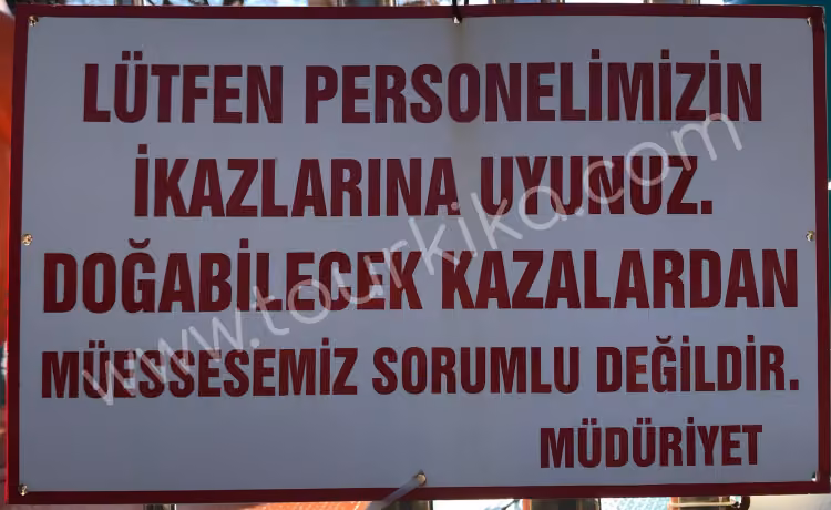 πινακίδα στα τουρκικά γράφει Lütfen personelimizin ikazlarına uyunuz. Doğabilecek kazalardan müessesemiz sorumlu değildir (Παρακαλούμε να τηρείτε τις προειδοποιήσεις του προσωπικού μας. Η επιχείρησή μας δεν φέρει ευθύνη για τυχόν ατυχήματα που μπορεί να προκύψουν)