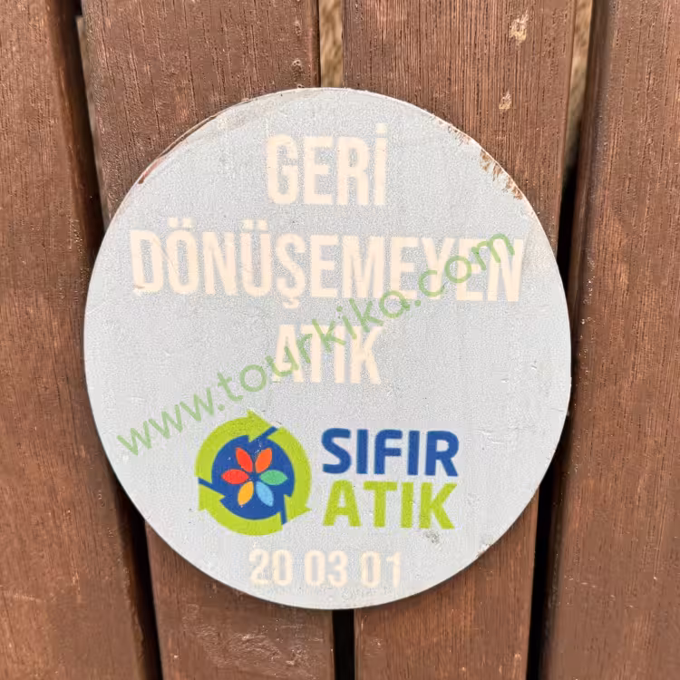 πινακίδα που λέει στα τούρκικα Geri dönüşemeyen atık (Απόβλητα που δεν μπορούν να ανακυκλωθούν)