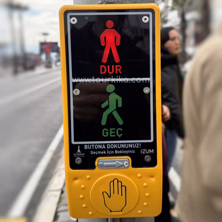 σήματα οδήγησης στα τουρκικά γράφουν Dur Geç (Σταμάτα Πέρνα)