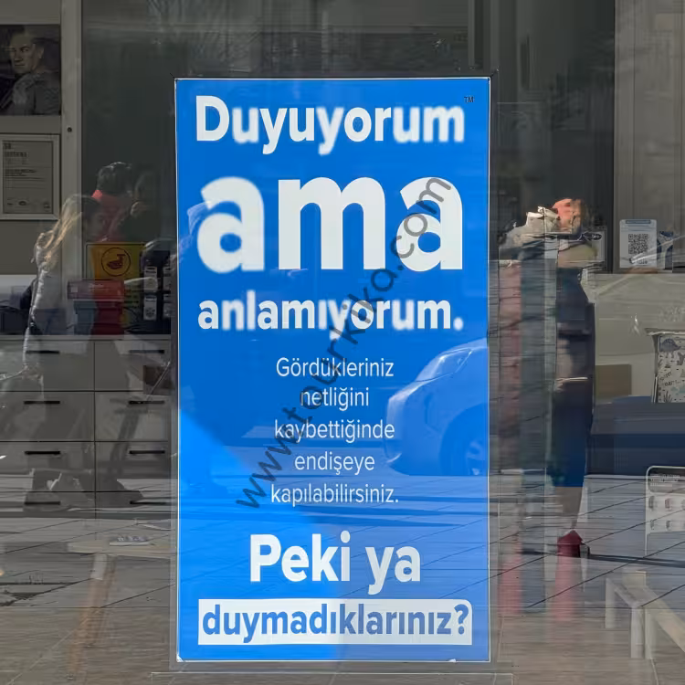Πινακίδα που γράφει στα τούρκικα Duyuyorum ama anlamıyorum (Ακούω αλλά δεν καταλαβαίνω)