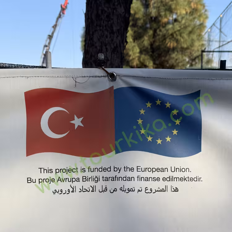 Φωτογραφία στα τουρκικά που λέει Bu proje Avrupa Birliği tarafından finanse edilmektedir (Αυτό το πρότζεκτ χρηματοδοτείται από την Ε.Ε.)
