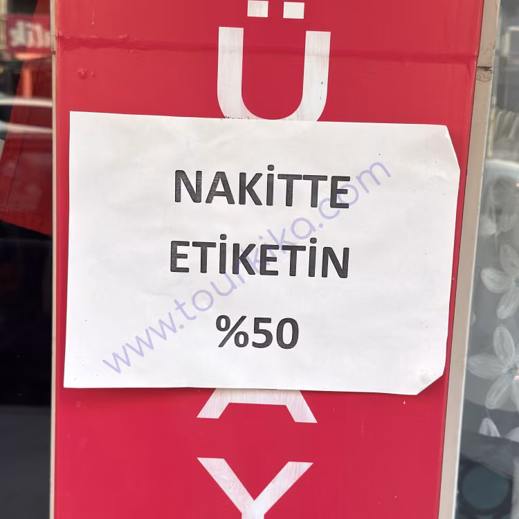αφίσα στα τουρκικά που γράφει Nakitte etiketin %50 (Τοις μετρητοίς το 50% της ετικέτας)