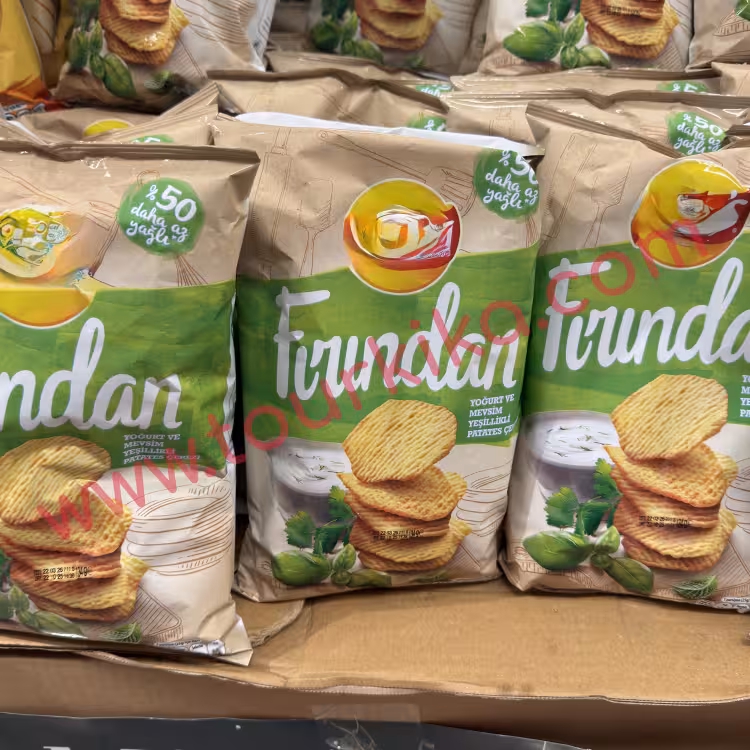 συσκευασία από πατατάκια που γράφει στα τούρκικα Fırından (Από το φούρνο)