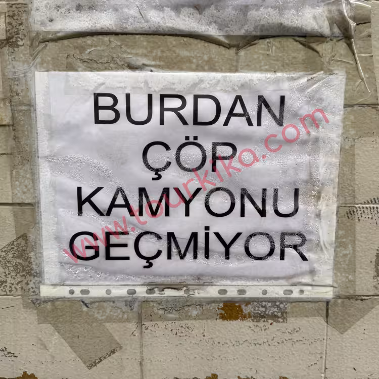 Πινακίδα που γράφει στα τούρκικα Buradan çöp kamyonu geçmiyor (Το σκουπιδιάρικο δεν περνάει από εδώ)
