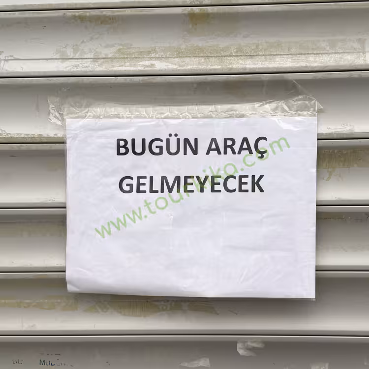 πινακίδα που γράφει στα τούρκικα Bugün araç gelmeyecek (Σήμερα δεν θα έρθει το όχημα)