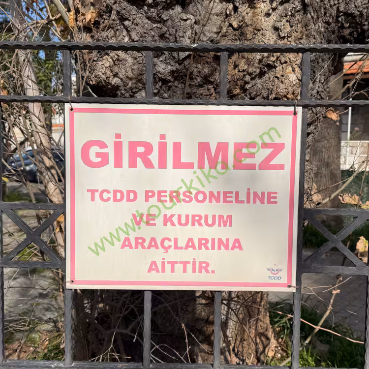 Φωτογραφία που γράφει στα τούρκικα girilmez (απαγορεύεται η είσοδος)