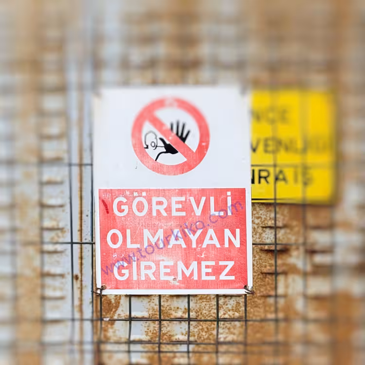 πινακίδα στα τούρκικα που γράφει Görevli olmayan giremez (Απαγορεύεται η είσοδος σε όσους δεν είναι εξουσιοδοτημένοι)