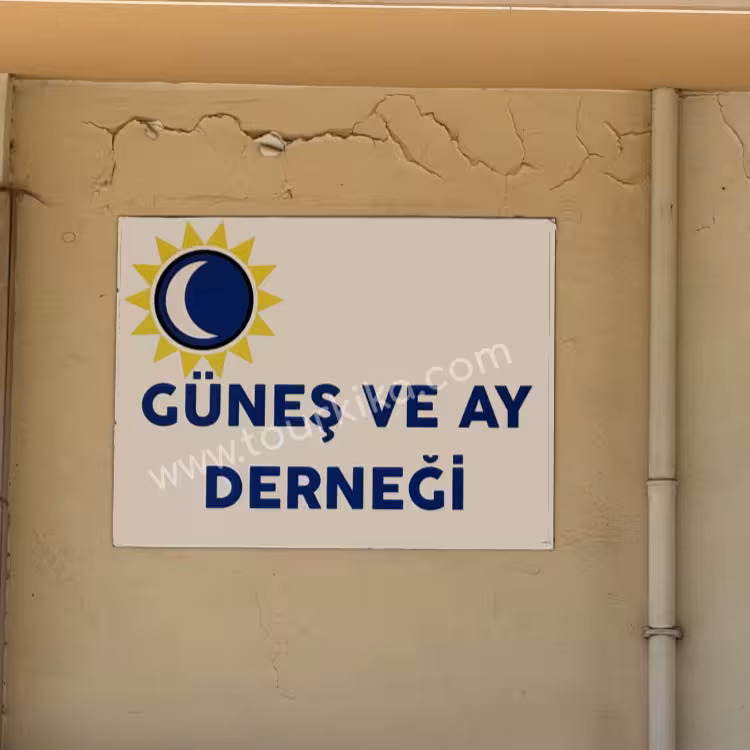 πινακίδα στα τουρκικά που γράφει Güneş ve ay derneği (Σύλλογος ήλιος και σελήνη)