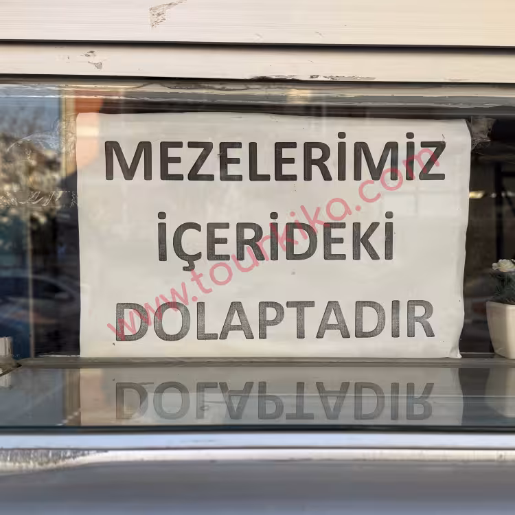 Φωτογραφία στα τουρκικά που γράφει Mezelerimiz içerideki dolaptadır (Οι μεζέδες μας είναι στο μέσα ψυγείο)