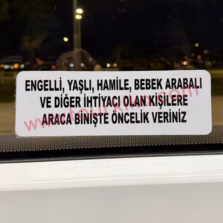 πινακίδα στα τούρκικα που γράφει Engelli, yaşlı, hamile, bebek arabalı ve diğer ihtiyaci olan kişilere araca binişte öncelik veriniz (Κατά την επιβίβαση στο όχημα, να δίνετε προτεραιότητα στα άτομα με αναπηρία, στους ηλικιωμένους, στις εγκύους, στα άτομα με καροτσάκια και σε όποια άτομα έχουν ανάγκη)