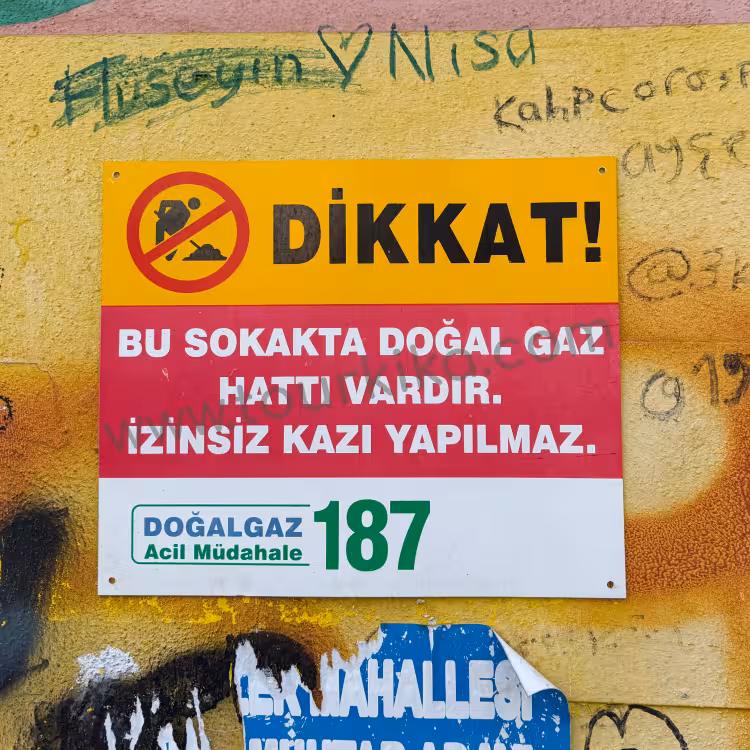 Πινακίδα που λέει στα τούρκικα İzinsiz kazı yapılmaz (Απαογεύεται να γίνουν εκσκαφές χωρίς άδεια)