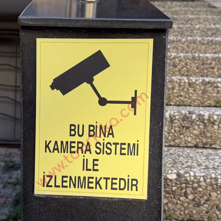 πινακίδα στα τουρκικά που λέει Bu bina kamera sistemi ile izlenmektedir (Το κτίριο αυτό παρακολουθείται με σύστημα κάμερας)