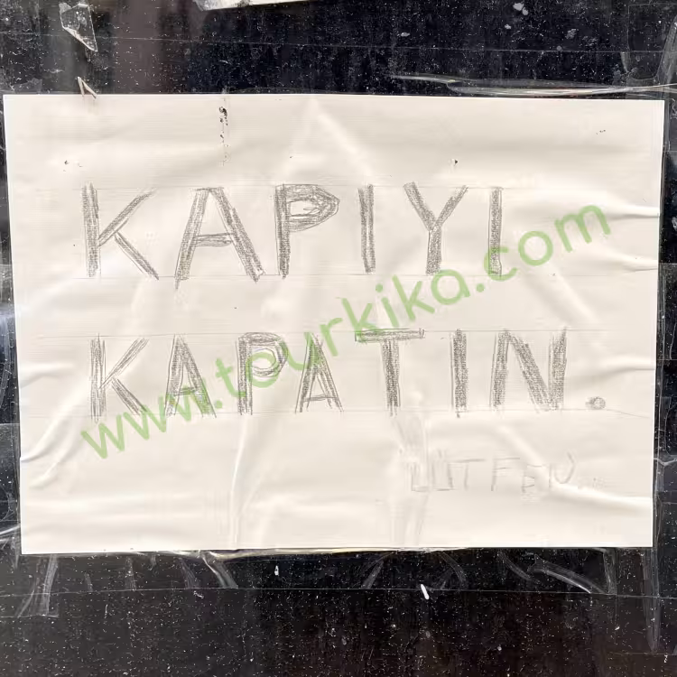 Φωτογραφία που γράφει στα τούρκικα Kapıyı kapatın (Κλείστε την πόρτα)