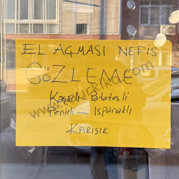 πινακίδα στα τουρκικά γράφει Kaşarlı - patatesli - peynirli - ıspanaklı gözleme (πίτα με κασέρι, με πατάτες, με τυρί, με σπανάκι)