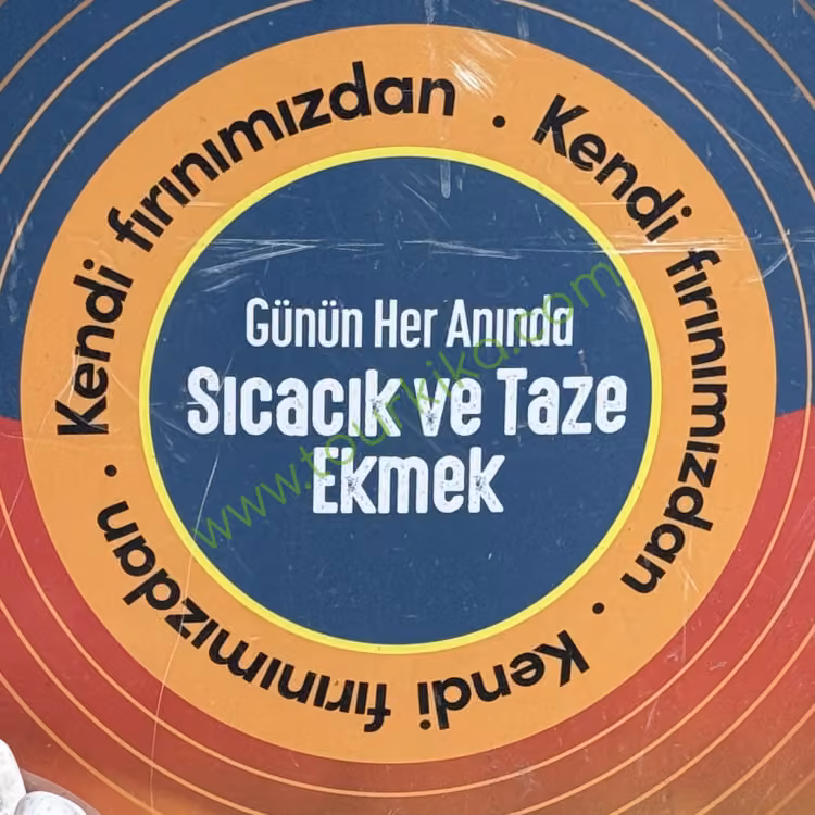 πινακίδα που γράφει στα τουρκικά Günün her anında sıcacık ve taze ekmek (Κάθε στιγμή της ημέρας ζεστό και φρέσκο ψωμί)