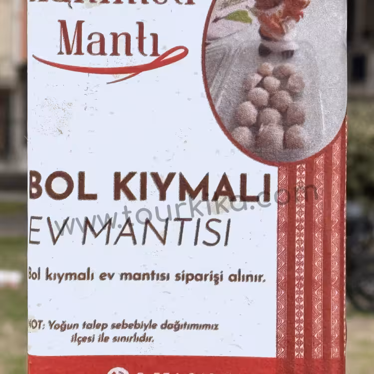 αφίσα στα τουρκικά γράφει Bol kıymalı ev mantısı (Σπιτικά μαντί με μπόλικο κιμά)