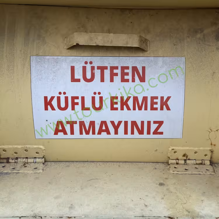 Φωτογραφία που γράφει στα τούρκικα Lütfen küflü ekmek atmayınız (Παρακαλώ μην πετάτε μουχλιασμένα ψωμιά)