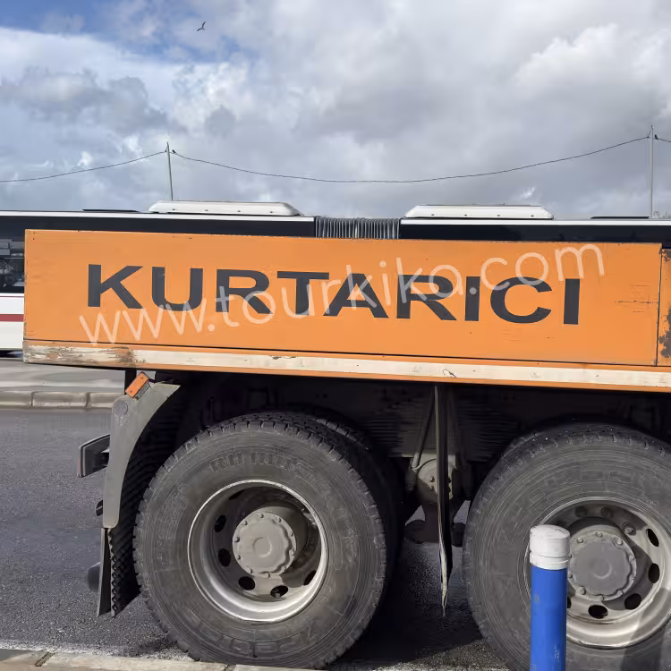 φορτηγό που γράφει στα τούρκικα kurtarıcı (σωστικό)