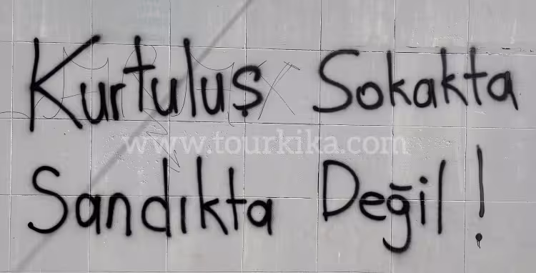 Σύνθημα που γράφει στα τουρκικά Kurtuluş sokakta, sandıkta değil (Η λύτρωση είναι στο δρόμο, όχι στην κάλπη)