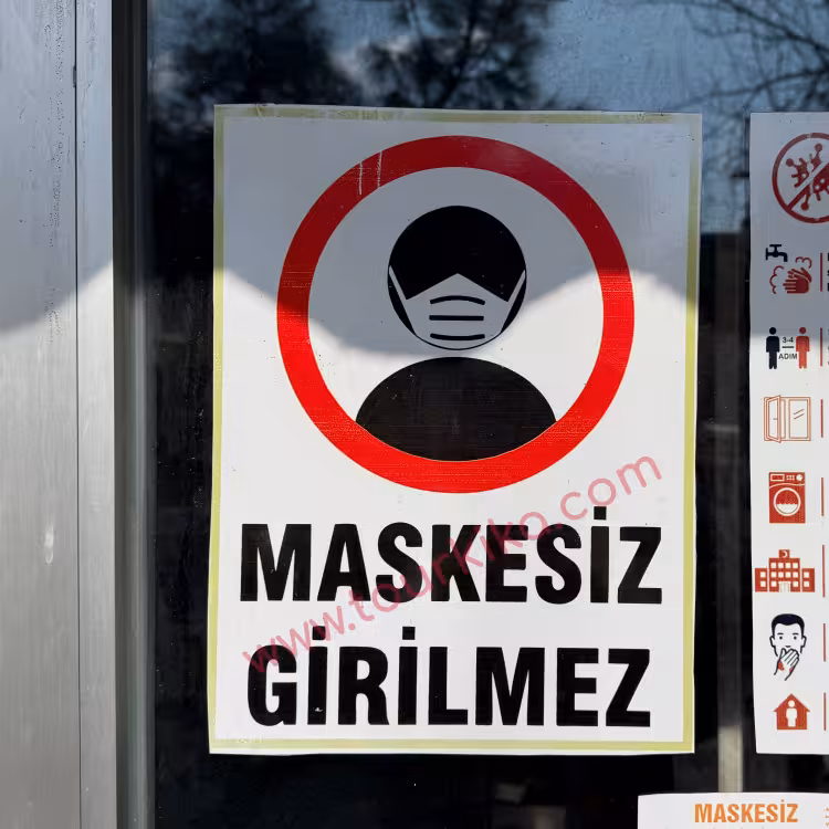 πινακίδα στα τούρκικα που γράφει Maskesiz girilmez (Απαγορεύεται η είσοδος χωρίς μάσκα)