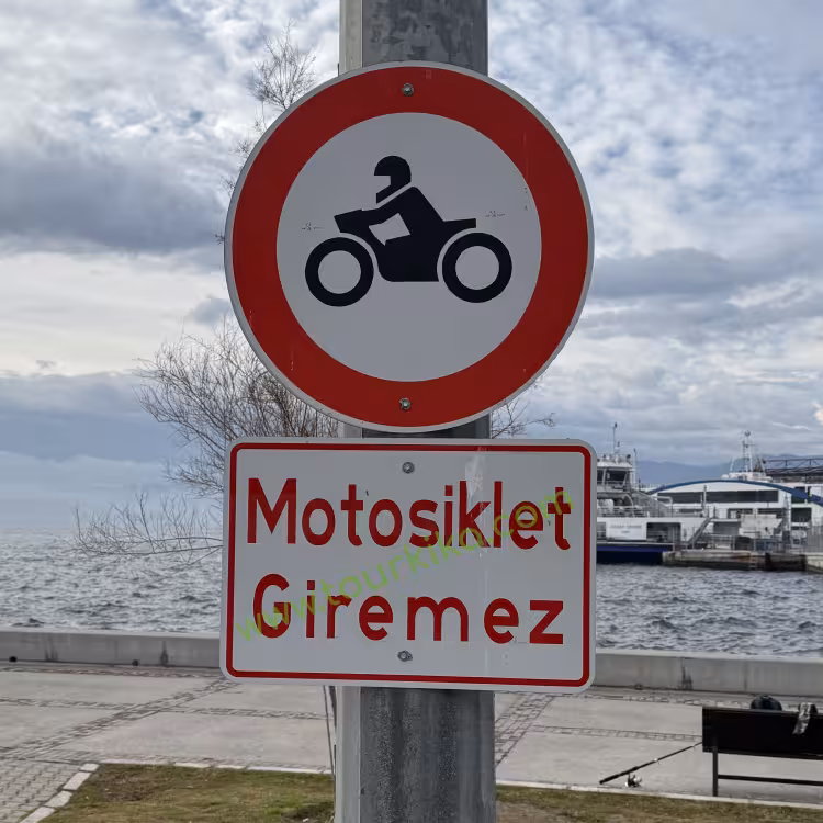 Φωτογραφία που γράφει στα τούρκικα Motosiklet giremez (Δεν μπορεί να μπει μοτοσυκλέτα = απαγορεύεται η είσοδος σε μοτοσυκλέτες)