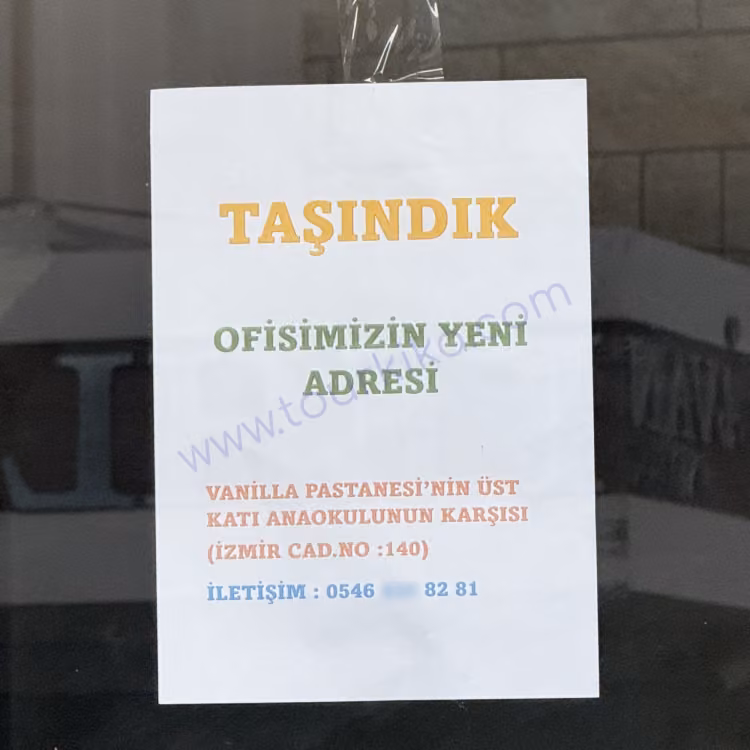 χαρτί στα τουρκικά που γράφει Ofisimizin yeni adresi (Η νέα διεύθυνση του γραφείου μας)