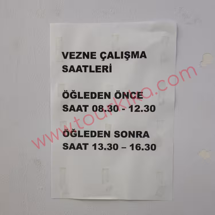 πινακίδα που γράφει Öğleden önce / Öğleden sonra (Πριν το μεσημέρι / Μετά το μεσημέρι)