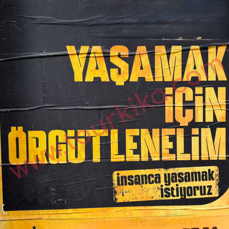 Φωτογραφία που λέει στα τούρκικα Yaşamak için örgütlenelim (Για να ζήσουμε, ας οργανωθούμε )