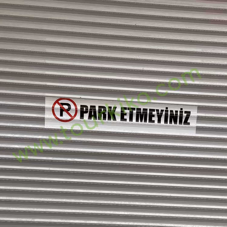 Φωτογραφία που γράφει στα τούρκικα Park etmeyiniz (Μην παρκάρετε)