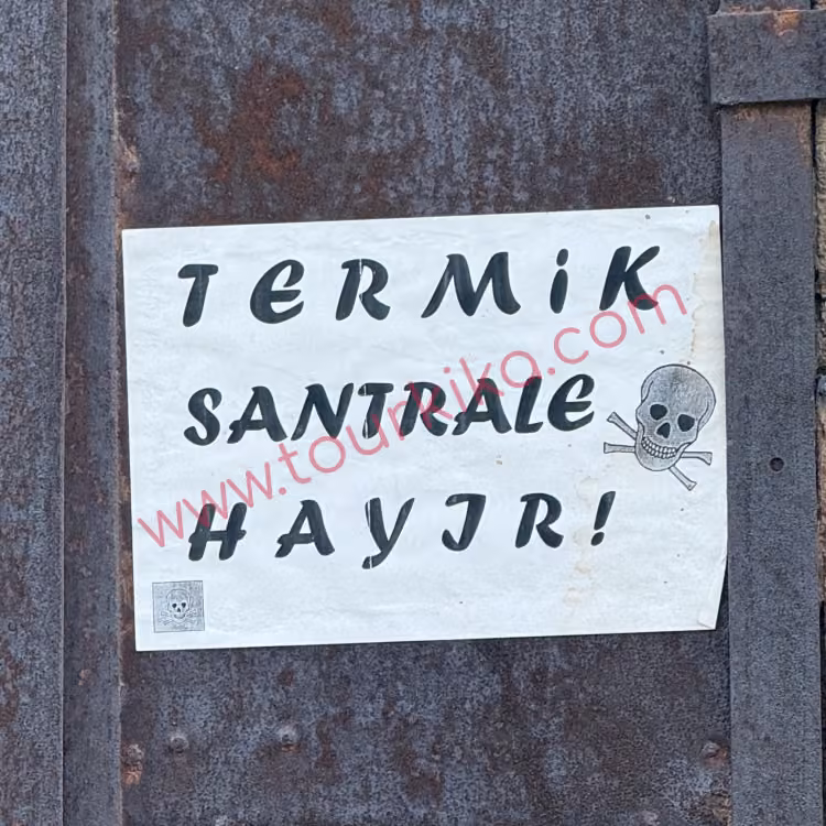 χαρτί στα τουρκικά γράφει Termik santrale hayır (Όχι στο θερμοηλεκτρικό εργοστάσιο)