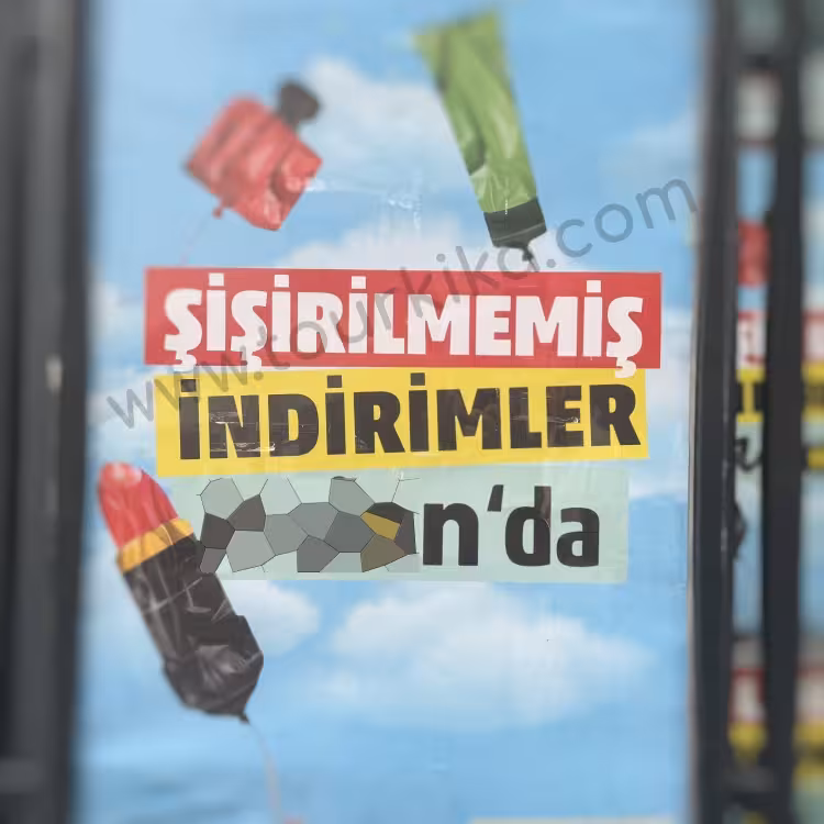 διαφήμιση στα τούρκικα που γράφει Şişirilmemiş indirimler (Εκπτώσεις που δεν τις έχουν φουσκώσει)