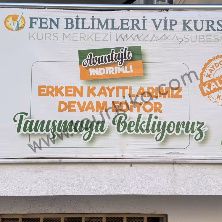 Επιγραφή που λέει στα τούρκικα Tanışmaya bekliyoruz (Σας περιμένουμε για να γνωριστούμε)
